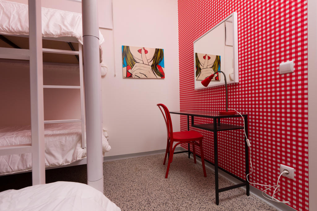 Turismo Do Seculo Hotel Estoril Ruang foto A room at the hostel