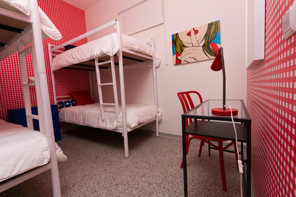 Turismo Do Seculo Hotel Estoril Ruang foto A typical room at the hostel