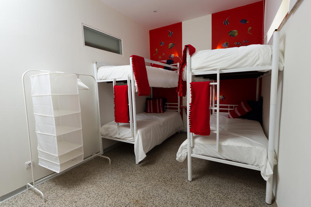 Turismo Do Seculo Hotel Estoril Ruang foto Hostel room in Madrid, Spain