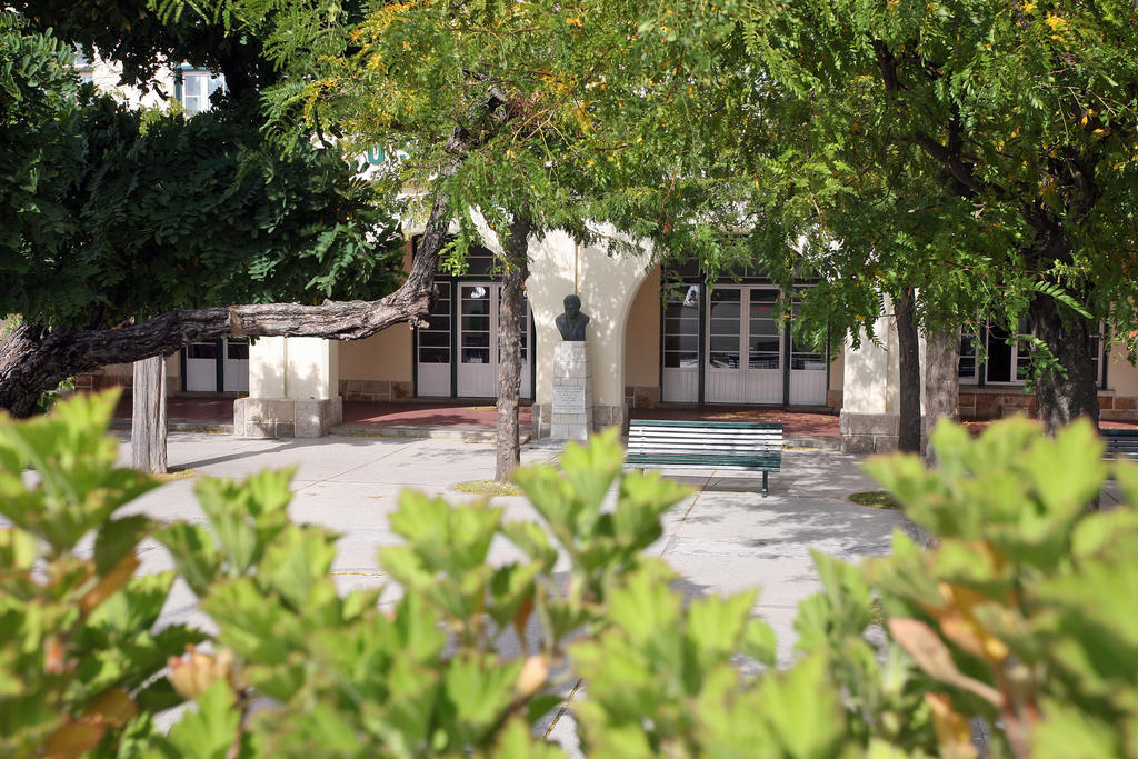 Turismo Do Seculo Hotel Estoril Bagian luar foto The school's main entrance